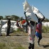 Жители конфликтных районов Южного Судана получают помощь от ВПП. Фото ВПП/Питер Тестуцца