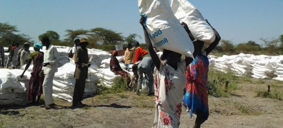 People in conflict-affected areas of South Sudan collect food from WFP.