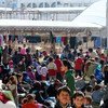 الأسر التي تم إجلاؤها من الغوطة الشرقية، سوريا، تتجمع في ساحة  ملجأ ضاحية القدسية الجماعي في للحصول على المساعدات الأساسية. المصدر: مكتب تنسيق الشؤون الإنسانية / جوزفين غيريرو