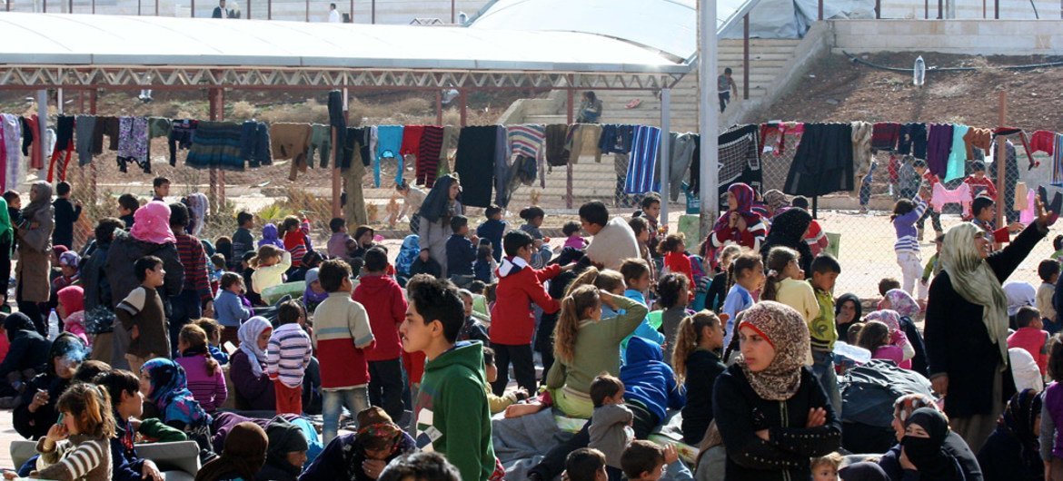 从大马士革姑塔东区撤离的平民挤在一个援助所。人道协调厅/Josephine Guerrero