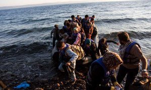 Un groupe d'Afghans arrive sur l'île grecque de Lesbos après avoir voyagé sur un radeau pneumatique depuis la Turquie. Des centaines de milliers de réfugiés et de migrants utilisent cette route maritime dangereuse à travers la Méditerranée en 2015.