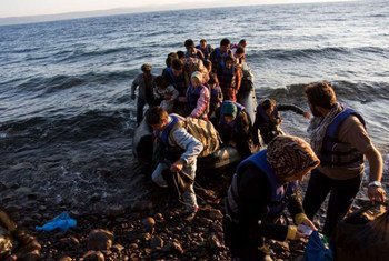 Un groupe d'Afghans arrive sur l'île grecque de Lesbos après avoir voyagé sur un radeau pneumatique depuis la Turquie. Des centaines de milliers de réfugiés et de migrants utilisent cette route maritime dangereuse à travers la Méditerranée en 2015.
