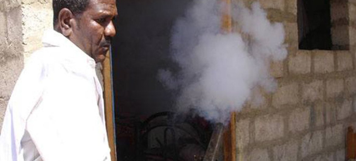 منظمة الصحة العالمية تدعم  حملات الرش الداخلي والخارجي ضد نواقل حمى الضنك في اليمن. الصورة: منظمة الصحة العالمية اليمن