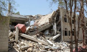 Un immeuble au Yémen détruit par des frappes aériennes.