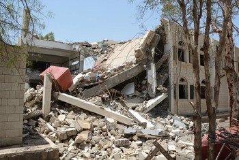 Un immeuble au Yémen détruit par des frappes aériennes.