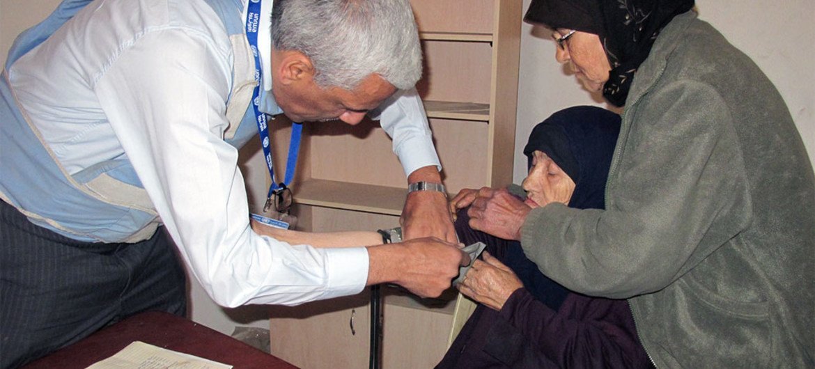 Personal médico de OOPS asiste a civiles desplazados en Yalda, Siria.