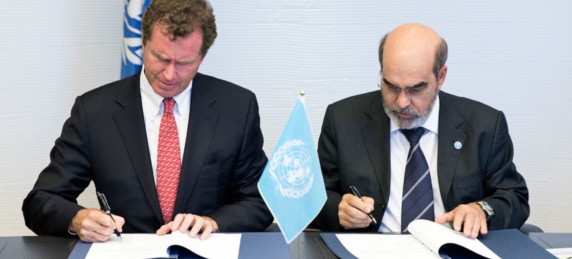 FAO Director-General Jose Graziano Da Silva (right) and Walt MacNee, Vice Chairman, MasterCard Worldwide sign new partnership agreement.
