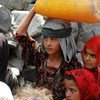 也门儿童帮助家人打水。联合国人道协调厅图片