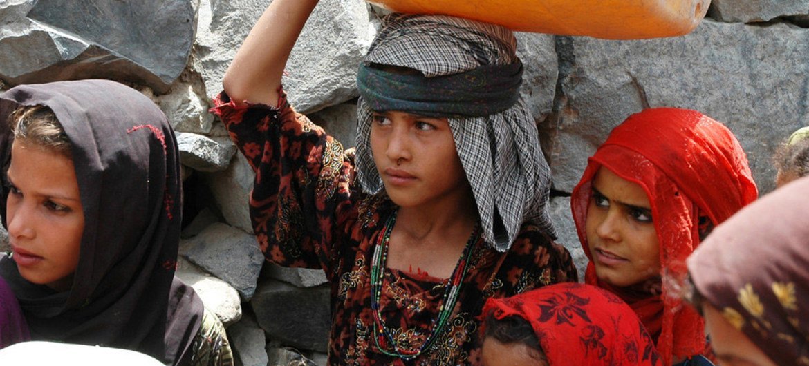 也门儿童帮助家人打水。联合国人道协调厅图片