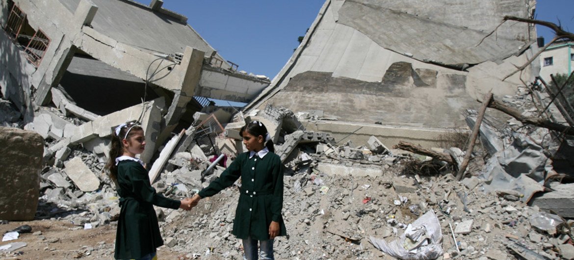 فتاتان بجانب ركام  لجزء مدمر لمدرسة  في شرق مدينة غزة. المصدر: اليونيسف / إياد بابا