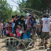 مجموعة من طالبي اللجوء في مركز استقبال في انتظار الحصول على تأشيرة عبور مؤقتة، بالقرب من بلدة غيفيغليا في جمهورية مقدونيا اليوغوسلافية السابقة   المصدر : اليونيسف / جورجي كلينكاروف