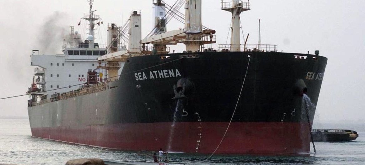 2015年9月，也门内战爆发后不久，一艘满载美国援助的小麦的货船抵达了萨利夫港。世界粮食计划署图片