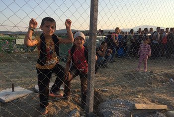 Des enfants à proximité du centre d'accueil de la ville de Gevgelija, dans l'ex République yougoslave de Macédoine, le 4 septembre 2015, après avoir traversé avec leurs familles la frontière avec la Grèce. Photo : UNICEF / Christopher Tidey