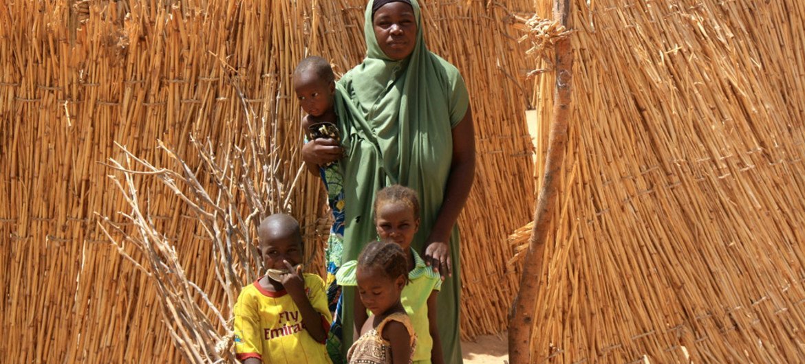 أسرة فرّت من شمال شرق نيجيريا عبر الحدود إلى ديفا، النيجر، خوفا من الهجمات التي تشنها جماعة بوكو حرام الإرهابية. المصدر: مكتب تنسيق الشؤون الإنسانية / فرانك كونو