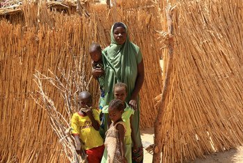 Une famille ayant fui le nord-est du Nigéria a trouvé refugé au Niger par peur des attaques du groupe terroriste Boko Haram. Photo OCHA/Franck Kuwonu