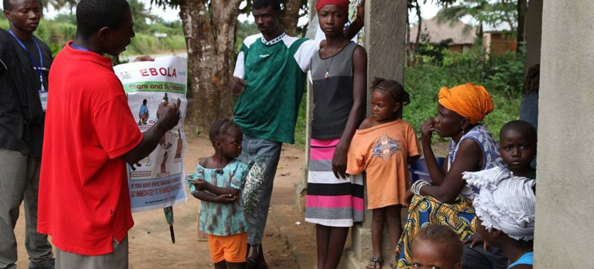 塞拉利昂社区志愿者在宣传预防感染埃博拉病毒知识。世界卫生组织图片/S. Gborie