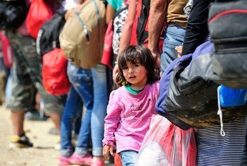 Près de la ville de Gevgelija, dans l'ancienne République yougoslave de Macédoine, une petite fille syrienne attend de monter dans un train à la frontière serbe. Photo UNICEF/Tomislav Georgiev