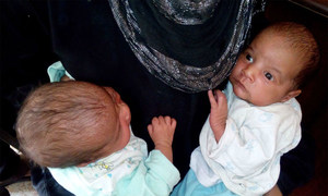 Deux nourrissons au centre médical de l'UNRWA à Yalda, mis en place pour fournir des soins de santé aux civils déplacés de Yarmouk et aux communautés d'accueil. Photo : UNRWA