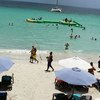 Des touristes à la plage de Negril, en Jamaïque. Photo ONU/Stan Reynolds