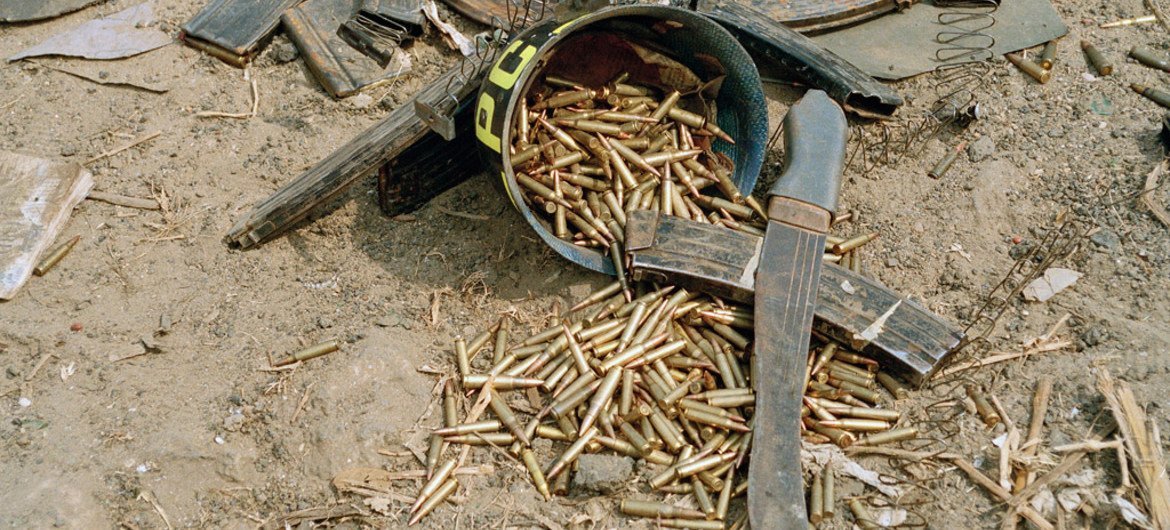 المناجل والرصاص في غيسيني، رواندا، 26 يوليو تموز 1994. المصدر: الأمم المتحدة / جون أيزك