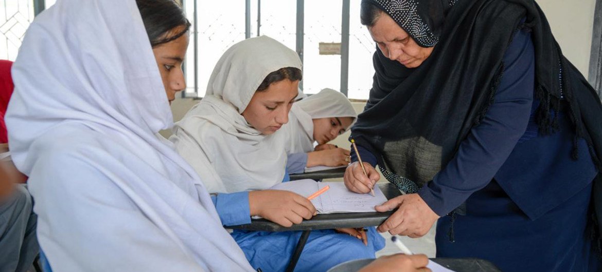 Акила Асифа  учит  девочек-беженок в Пакистане