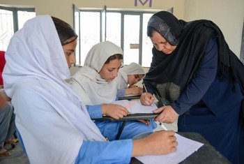 现年49岁的阿富汗难民女教师阿斯菲为2015年“南森难民奖”获得者  