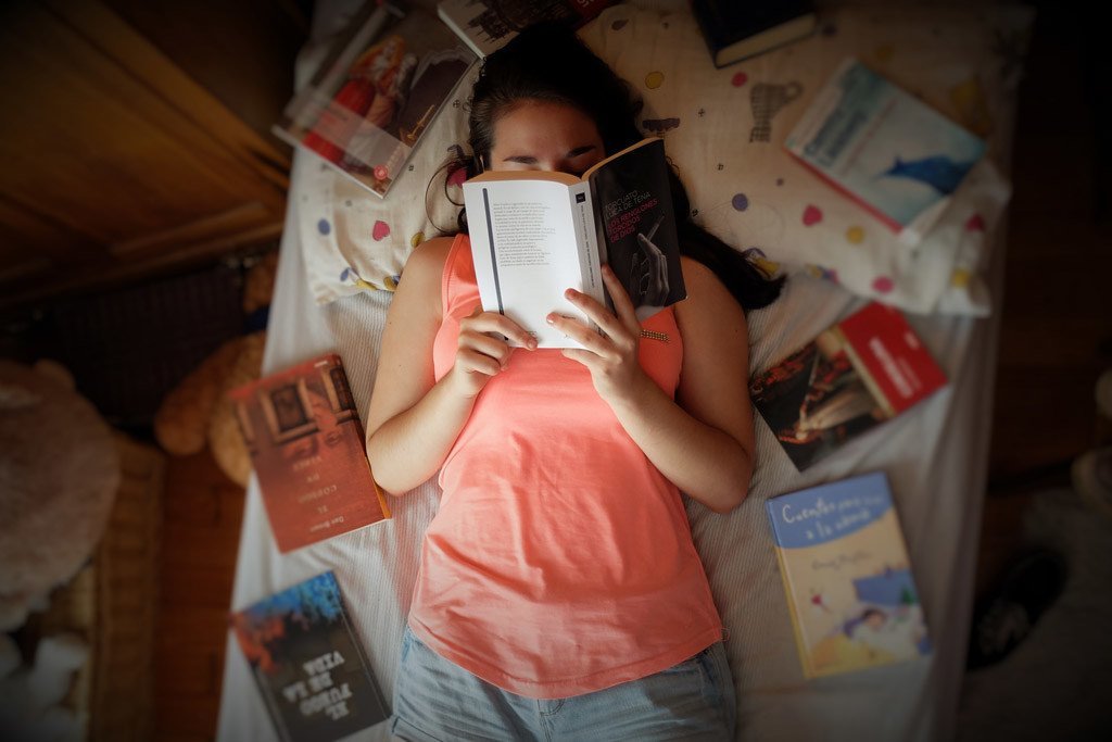 西班牙一名17岁的女孩正在看书，她曾遭受性虐待。