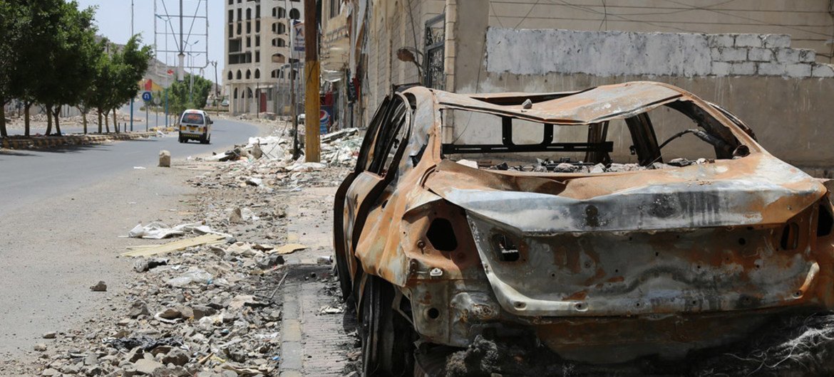 آثار الهجمات الجوية المستمرة على أحياء في صنعاء، اليمن. المصدر:   مكتب تنسيق الشؤون الإنسانية / شارلوت كانز