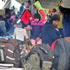 В  бывшей югославской Республике Македония   беженцы  приютились в  металлическом павильоне  в дождевой   день в городе  Гевгелия, неподалеку от границы с  Грецией. Фото ЮНИСЕФ