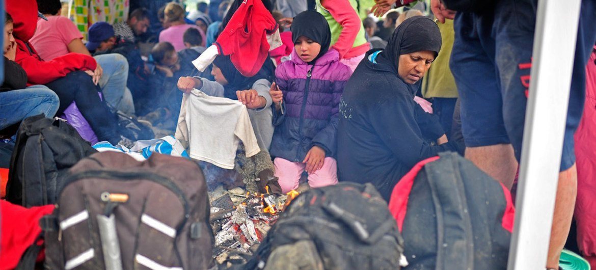 В  бывшей югославской Республике Македония   беженцы  приютились в  металлическом павильоне  в дождевой   день в городе  Гевгелия, неподалеку от границы с  Грецией. Фото ЮНИСЕФ