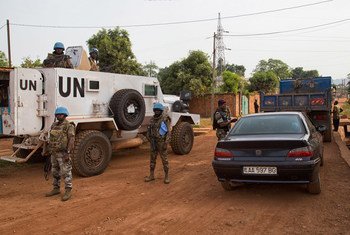 بعثة الأمم المتحدة في جمهورية أفريقيا الوسطى والشرطة الوطنية في عملية مشتركة في العاصمة بانغي. المصدر: الأمم المتحدة / مينوسكا / نكتاريوس ماركوجيانس