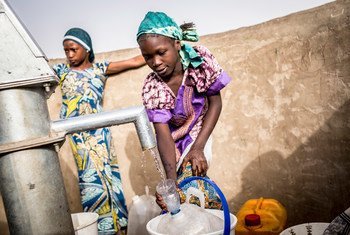 فتيات  من نيجيريا في مخيم دار السلام في تشاد. وقد فر نحو 500  ألف طفل نيجيري من ديارهم بسبب الهجمات التي تشنها جماعة بوكو حرام الإرهابية. المصدر: اليونيسف / سيلفيان  شيريكاوي