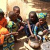 عائلات فروا من منازلهم في شمال شرق نيجيريا خوفا من جماعة بوكو حرام  في ديفا، النيجر. المصدر: مكتب تنسيق الشؤون الإنسانية / فرانك كونو
