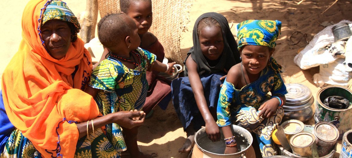 Une famille ayant fui le nord-est du Nigéria à cause de l'insurrection de Boko Haram pour trouver refuge au Niger.