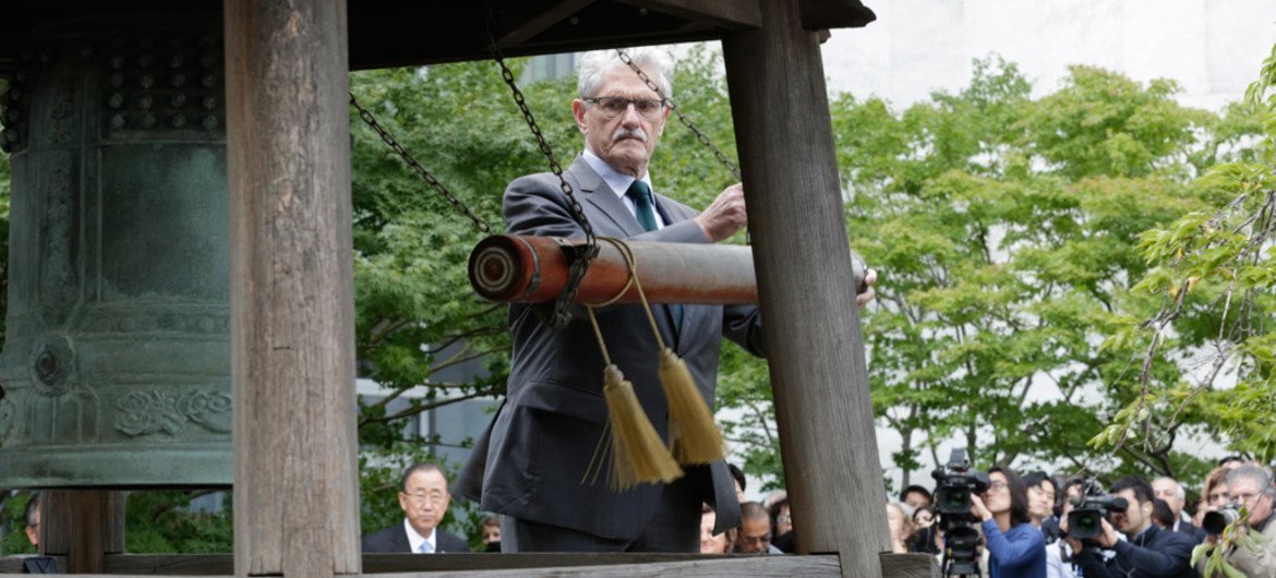 President of the seventieth session of the General Assembly, Mogens Lykketoft, rings the Peace Bell at the annual ceremony held at UN Headquarters in observance of the International Day of Peace (21 September).