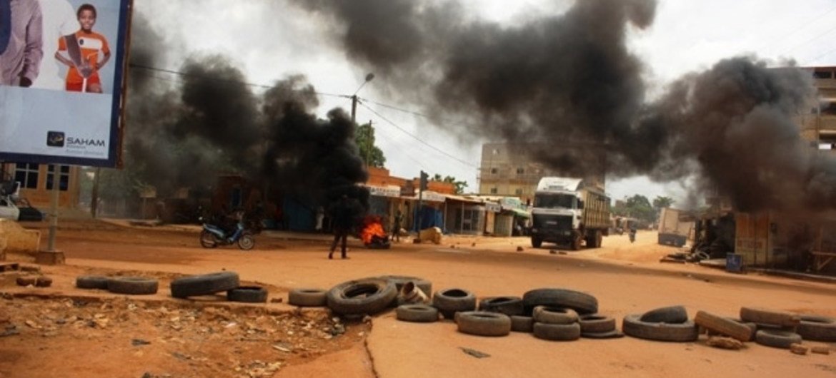 Humo en Uagadugu, la capital de Burkina Faso. Foto de archivo: Brahima Ouedraogo/IRIN