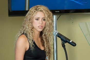 L'Ambassadrice de bonne volonté de l'UNICEF, la chanteuse Shakira, lors d'une manifestation sur l'enfance au siège de l'ONU à New York. Photo ONU/Eskinder Debebe