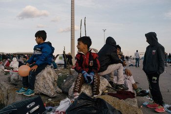 Deux jeunes réfugiés à Nickelsdorf, en Autriche. L'Europe connaît une arrivée massive de réfugiés en provenance notamment de la Syrie et d'Afghanistan. Photo HCR/F. Rainer