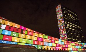 En septembre 2015, l'ONU a projeté sur les bâtiments de l'Organisation à New York les objectifs de développement durable.Photo ONU/Cia Pak