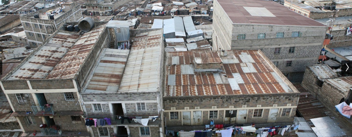 鸟瞰肯尼亚内罗毕的一个贫民窟。