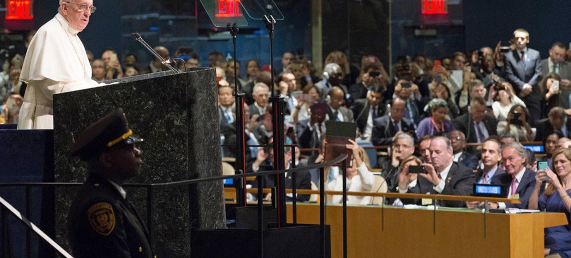 Le Pape François s'adresse à l'Assemblée générale de l'ONU, à New York, peu avant l'ouverture du Sommet de l'Organisation sur le développement durable. Photo : ONU/Evan Schneider