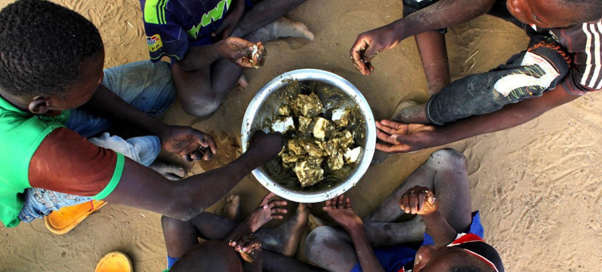 Une famille partageant un repas au Burkina Faso.  Photo : OCHA / Ivo Brandau