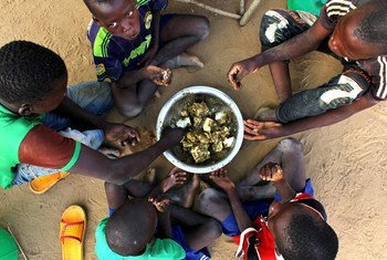 Une famille partageant un repas au Burkina Faso.  Photo : OCHA / Ivo Brandau