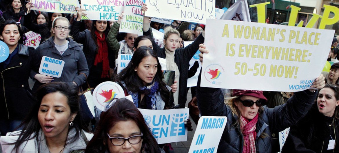 Mujeres en Nueva York durante una marcha por la igualdad de género. Foto: ONU Mujeres/J Carrier