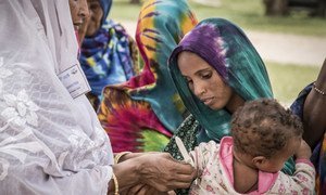 Un agent de santé mesure le bras d'une petite fille dans le centre du Niger. Si elle souffre de malnutrition, elle sera dirigée vers un centre de santé pour y être soignée. (archive)