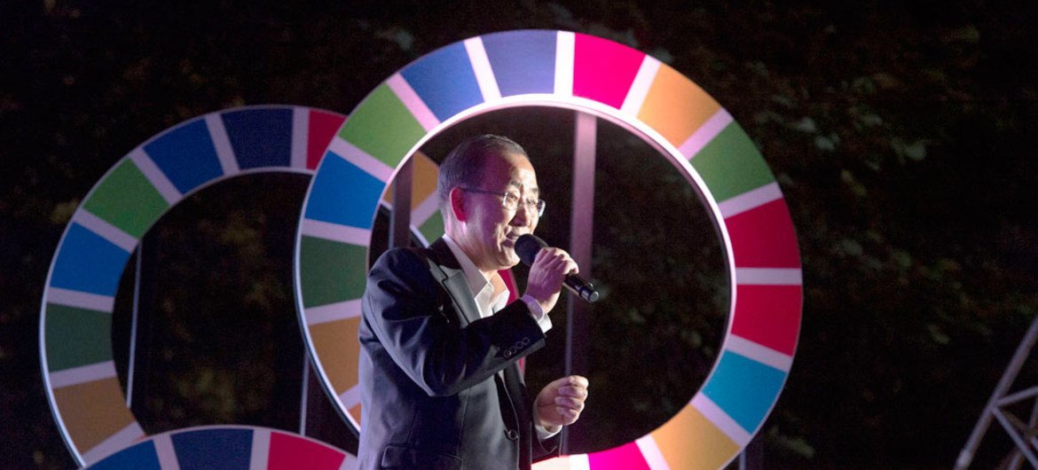 الأمين العام بان كي مون يحيي الجمهور في مهرجان المواطن العالمي في سنترال بارك، بمدينة نيويورك. المصدر: الأمم المتحدة / إسكندر ديبيبى