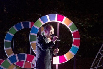 Secretary-General Ban Ki-moon greets the audience at the Global Citizen Concert in Central Park, New York City.