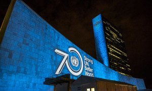 Les objectifs de développement durable à l'horizon 2030 sont projetés sur la façade des bâtiments du siège de l'ONU à New York, en septembre 2015. Photo ONU/Cia Pak