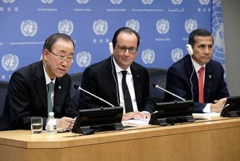 El Secretario General de la ONU, Ban Ki-moon (izq), en rueda de prensa con los presidentes de Francia, François Hollande, y de Perú, Ollanta Humala (dcha)   Foto: ONU/Evan Schneider