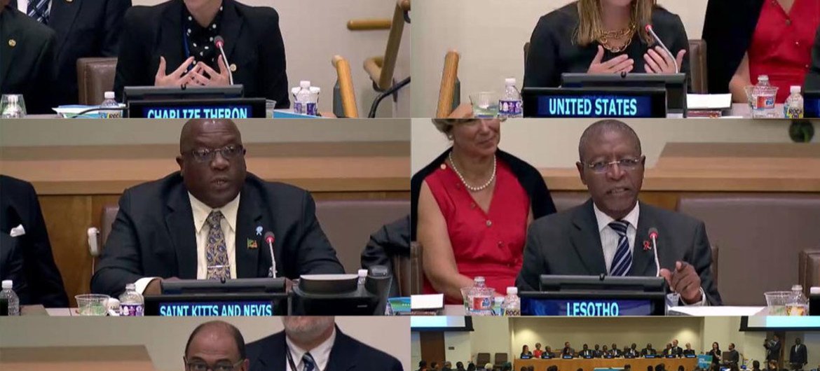 (من أعلى اليسار إلى أسفل اليمين) تشارليز ثيرون، هيذر هيجنبوتوم، رئيس الوزراء تيموثي هاريس، رئيس الوزراء باكاليثا موسيسيلي، وميشيل سيديبي. المصدر: برنامج الأمم المتحدة المشترك المعني بفيروس نقص المناعة / الإيدز.